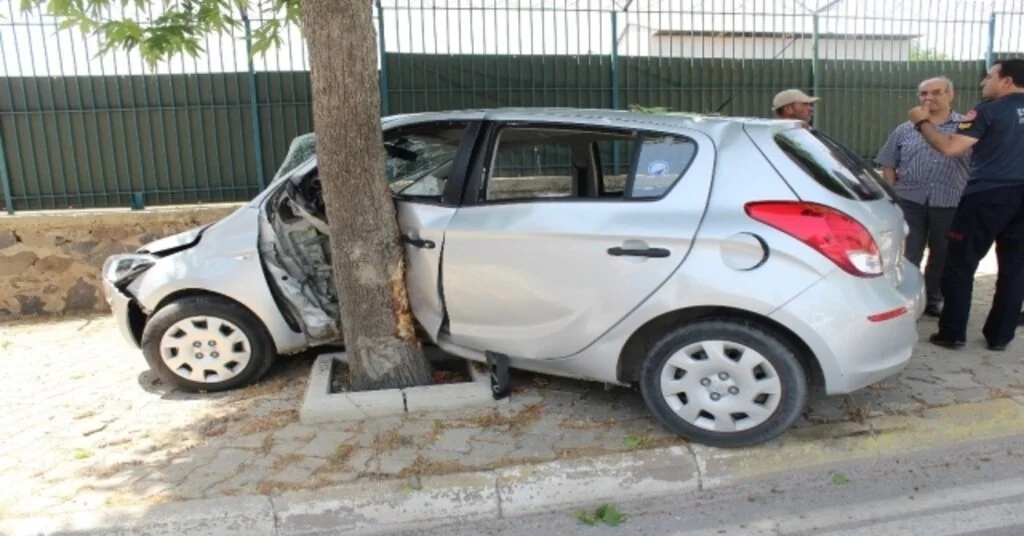 Otomobil Ağaca Çarptı: 2 Yaralı