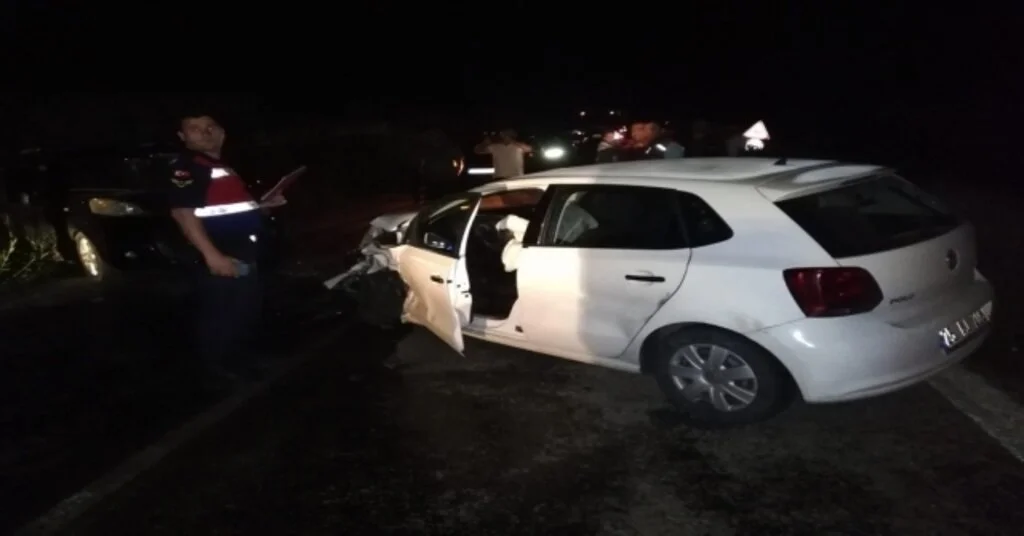 Otomobil İle Hafif Ticari Araç Çarpıştı: 4 Yaralı