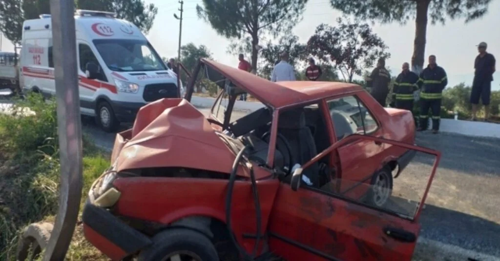 Otomobil Trafik Levhasına Çarptı; 1 Ölü 5 Yaralı
