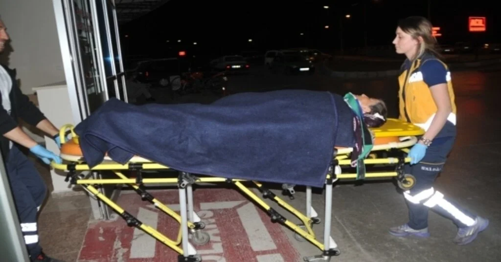 Otomobil Traktöre Çarptı: 4 Yaralı