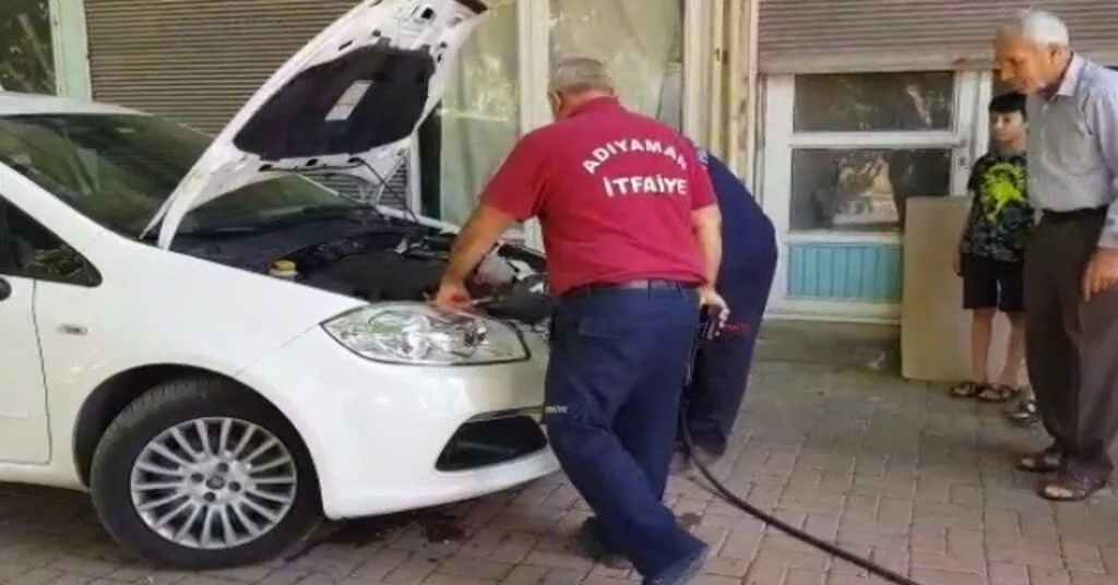 Otomobile Giren Yaramaz Kediyi İtfaiye Ekipleri Çıkardı