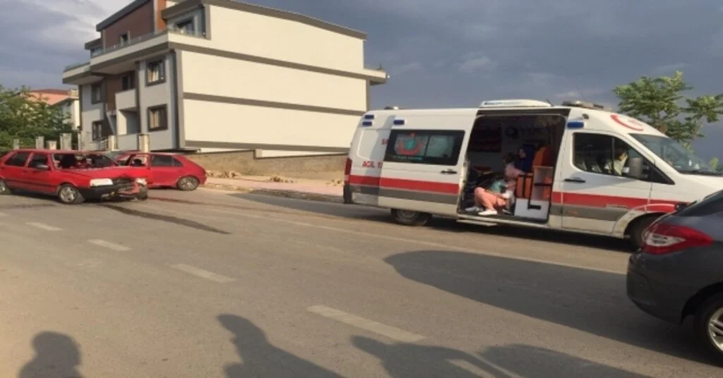 Otomobiller Kafa Kafaya Çarpıştı, 4 Çocuk Yaralandı