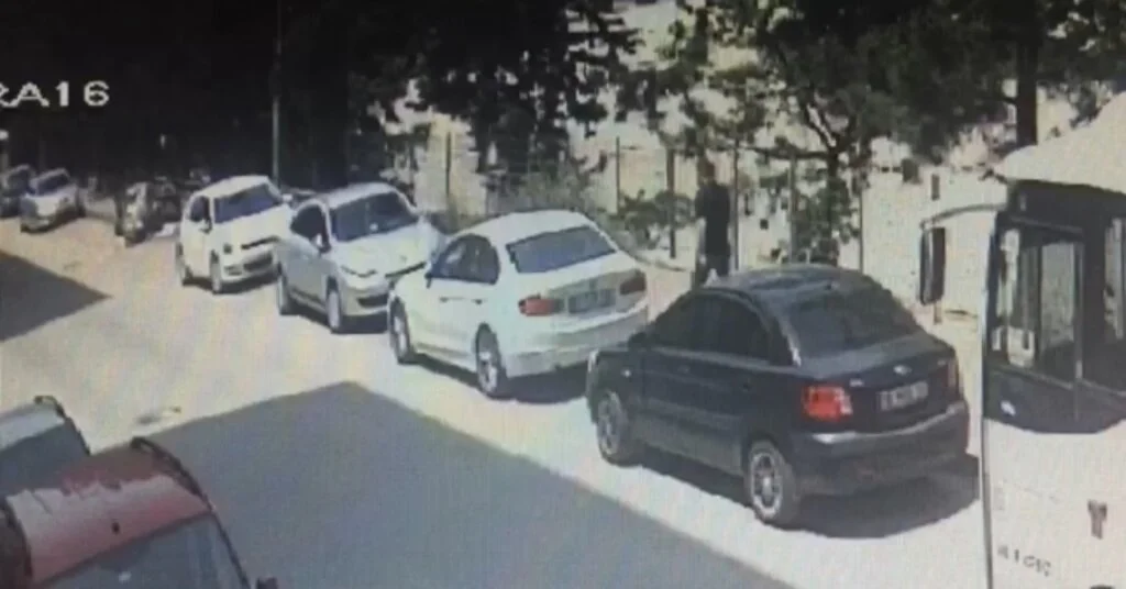 (Özel) Araçları Taşla Çizen Bir Kişi Güvenlik Kamerasına Yakalandı