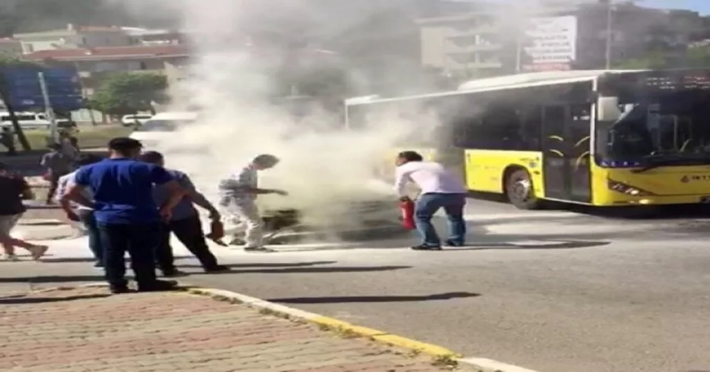 (Özel) Lüks Otomobilin Yol Ortasında Yandığı Anlar Kamerada