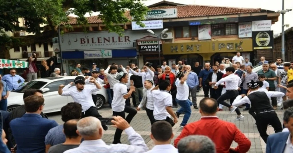 (Özel) Uygur Türkleri, Çin Tarafından Yasaklanan 400 Yıllık Geleneklerini Bursada Yaşattı