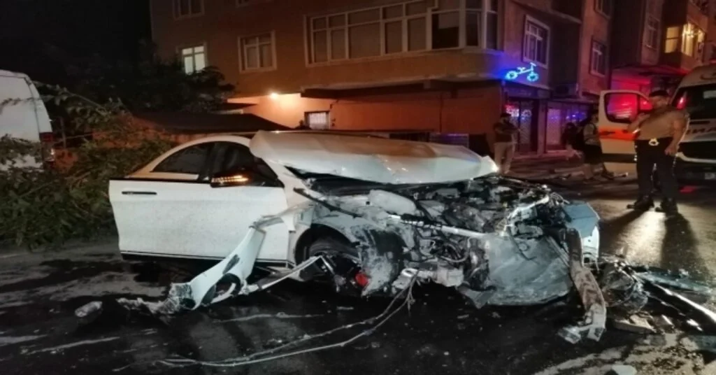 Polisten Kaçan Otomobil 4 Kişiyi Ezdi