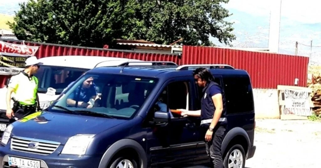 Polisten Sürücülere Şeker İkramı