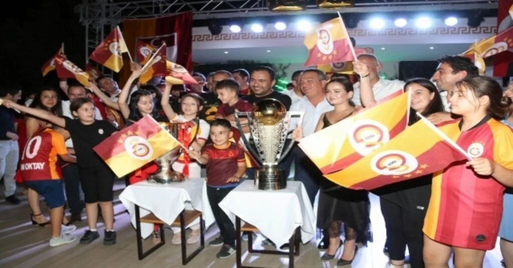 Salihlideki Galatasaraylılardan Çift Kupalı Kutlama