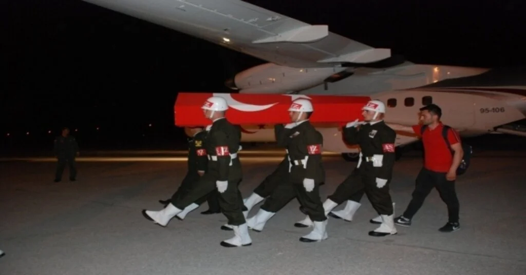 Şehit Oğlunun Fotoğrafına Sarılıp Gözyaşı Döktü