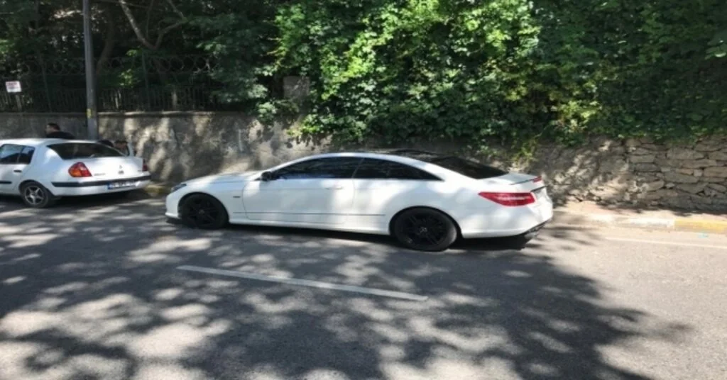 Seyir Halindeki Aracın Üzerine Ağaç Devrildi, Bebek Ve Ailesi Ölümden Döndü