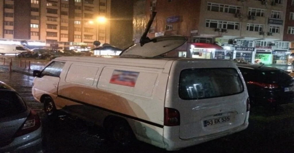 Şiddetli Rüzgarda Aracın Üzerine Çanak Anten Düştü