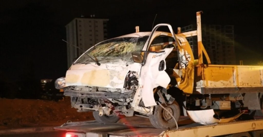 Sivasta Trafik Kazası 2Si Ağır 3 Yaralı