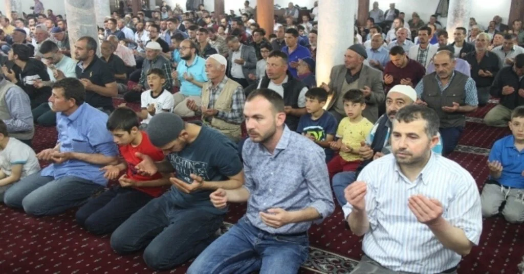 Şuhutta Kadir Gecesinde Vatandaşlar Camileri Doldurdu