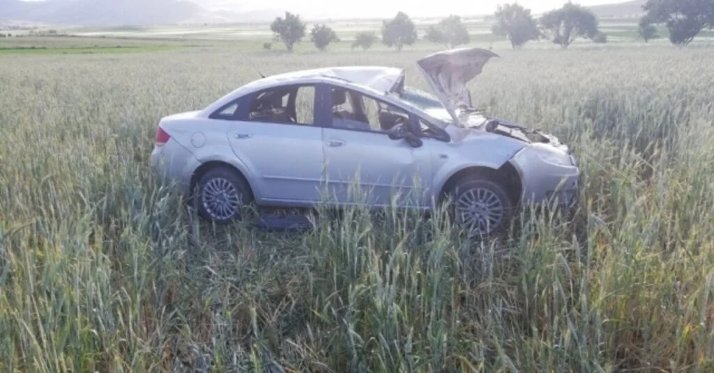 Şuhutta Viraja Hızlı Giren Otomobil Takla Açarak Tarlaya Girdi