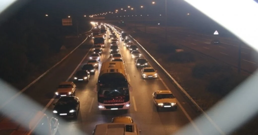 Tem Otoyolu Düzce Kesiminde Gece Saatlerinde Trafik Durarak İlerliyor