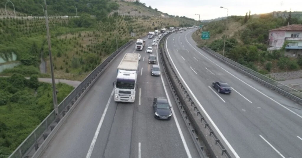 Tem Otoyolunda Bayram Tatilcilerinin Oluşturduğu Yoğunluk Akşam Saatlerinde Arttı