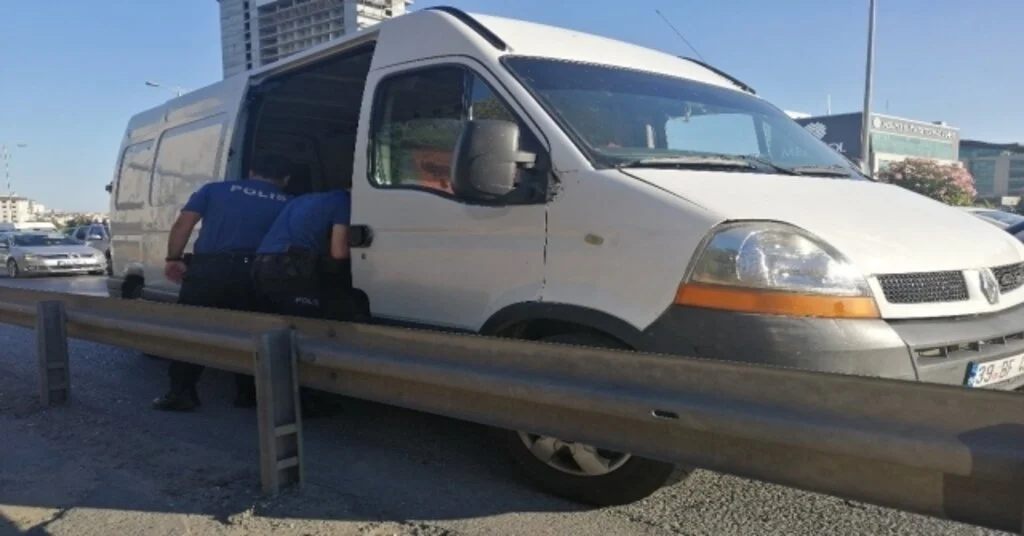 Tem Otoyolundaki Bir Minibüs Polisleri Alarma Geçirdi