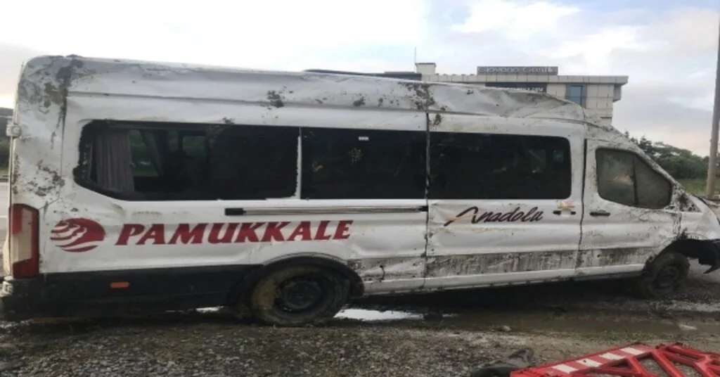 Temde Yolcu Servis Minibüsü Kaza Yaptı