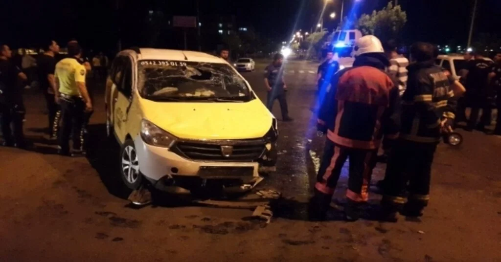 Ticari Araç Refüje Çarptı: 1 Yaralı