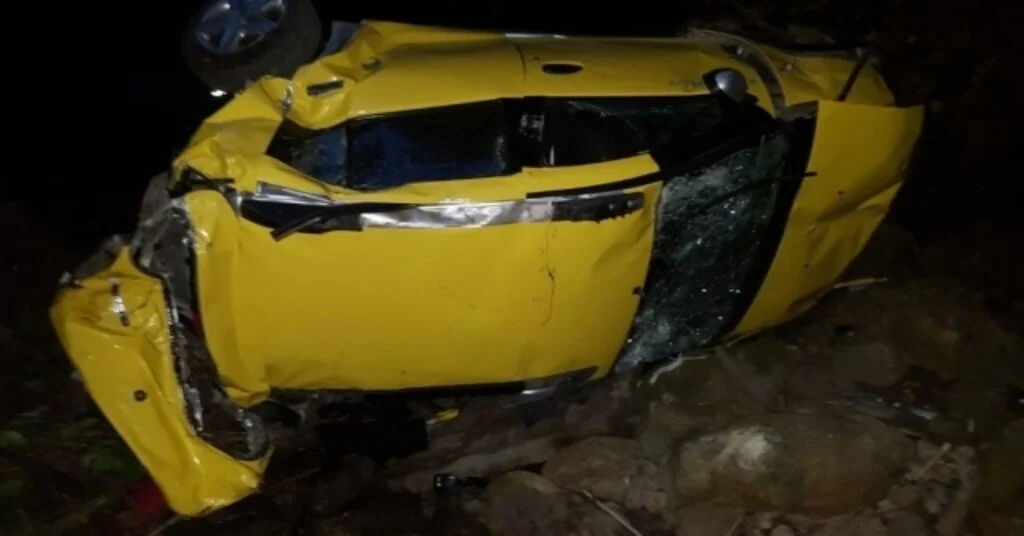 Ticari Taksi Dereye Yuvarlandı: 1 Ölü, 3 Yaralı