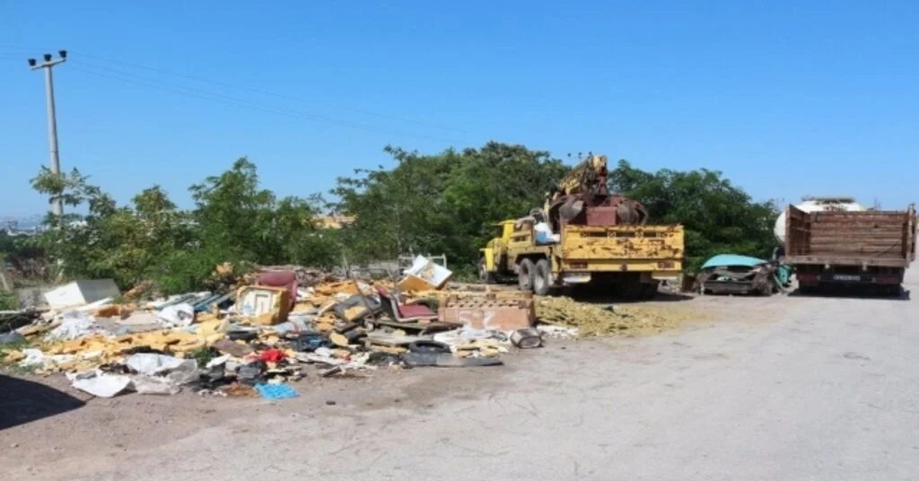 Toprak Döküp Yol Kapatan Esnafa Belediyeden Cevap