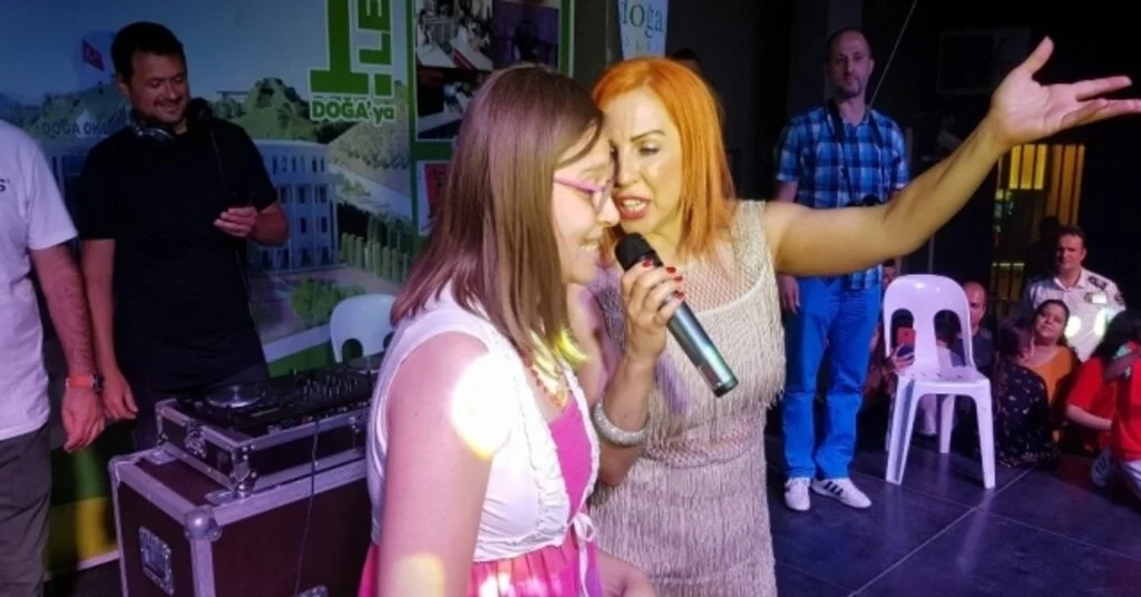 Ünlü Sanatçı Zeynep Dizdar Engelli Kızla Düet Yaptı