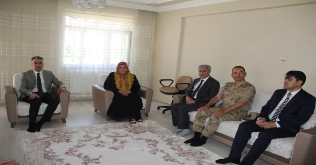Vali Çağataydan Şehit Ailesine Bayram Ziyareti