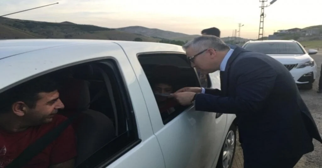 Vali, Yolculara Gazoz İkram Etti