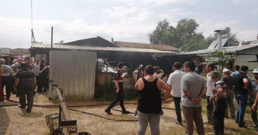 Yanan Ahırda 8 Koyun Telef Oldu, 4 Kişi Zehirlendi