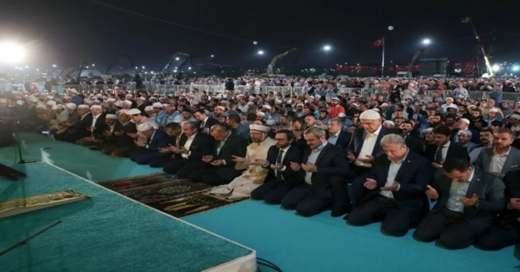 Yenikapıda Enderun Teravih Namazında Yüz Binlerce Kişi Saf Tuttu
