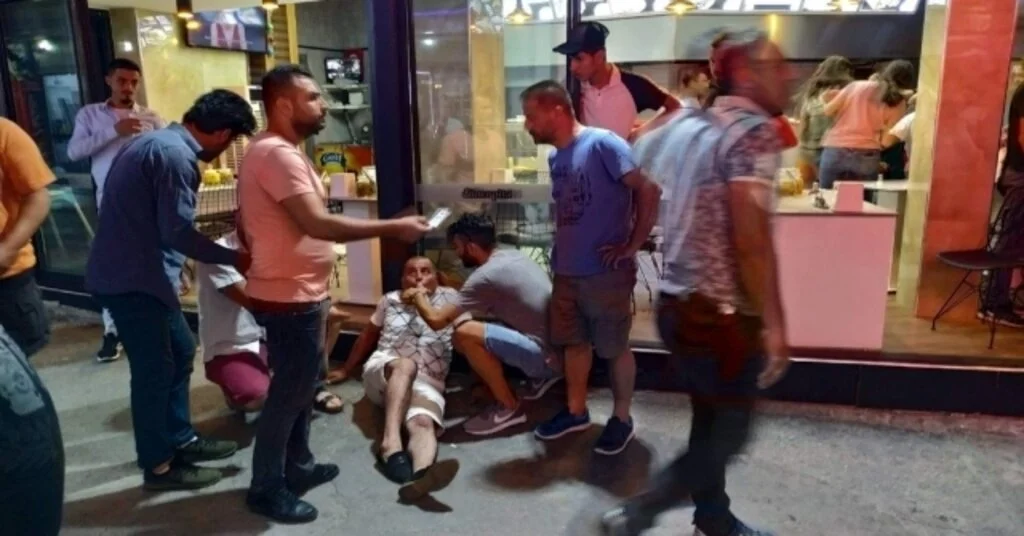 Yüzlerce Turistin Gözü Önünde Silahlar Konuştu: 1 Yaralı