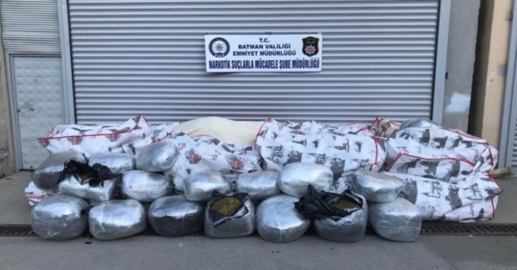 1 Ton Esrarla Yakalanan Tır Sürücüsü Tutuklandı