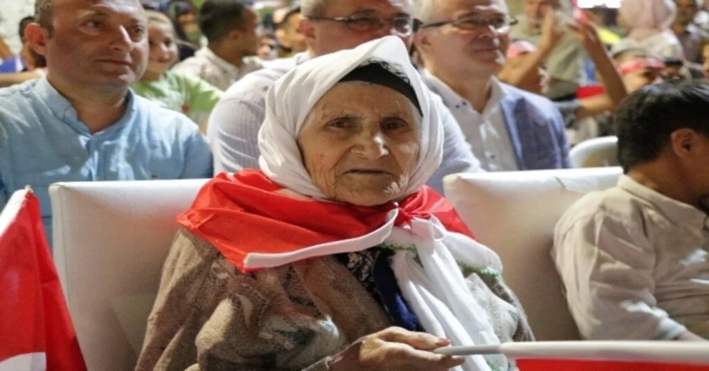 106 Yaşında Demokrasi Nöbetine Katıldı