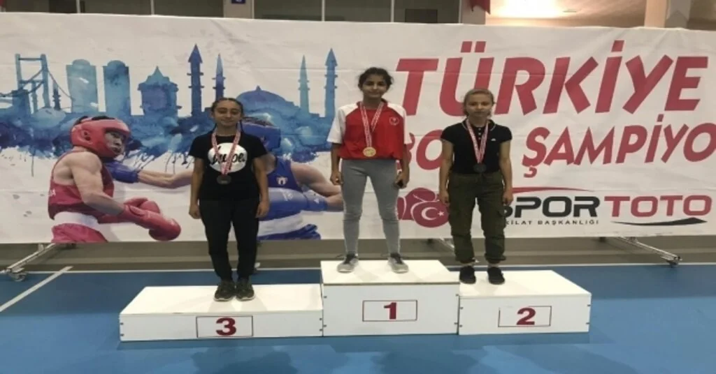 13 Yaşındaki Denizlili Boksör Türkiye 3.sü Oldu