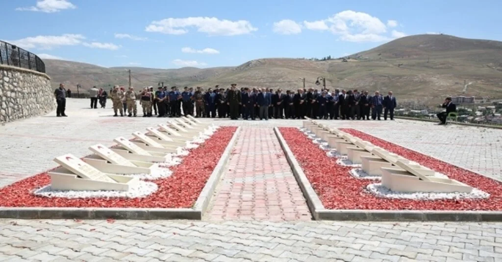 15 Temmuz Demokrasi Ve Milli Birlik Günü Dolayısıyla Bayburt Şehitliğinde Tören Düzenlendi