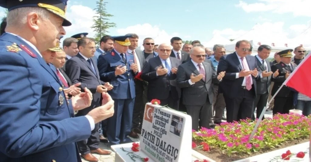 15 Temmuz Kahramanlarından Fatih Dalgıç Kabri Başında Anıldı