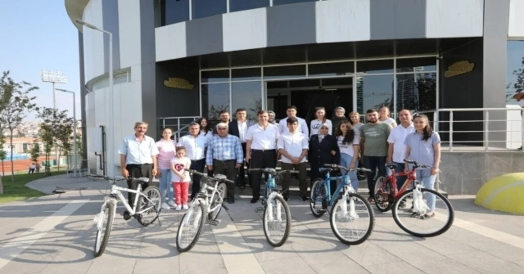 “15 Temmuz”U Sosyal Medyada En Çok Paylaşan Öğrencilere Bisiklet Hediye Edildi