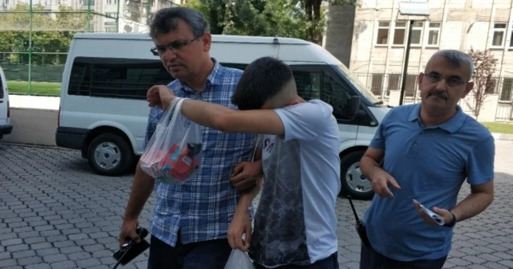 16 Yaşındaki Çocuk Annesini Tabancayla Boynundan Vurdu