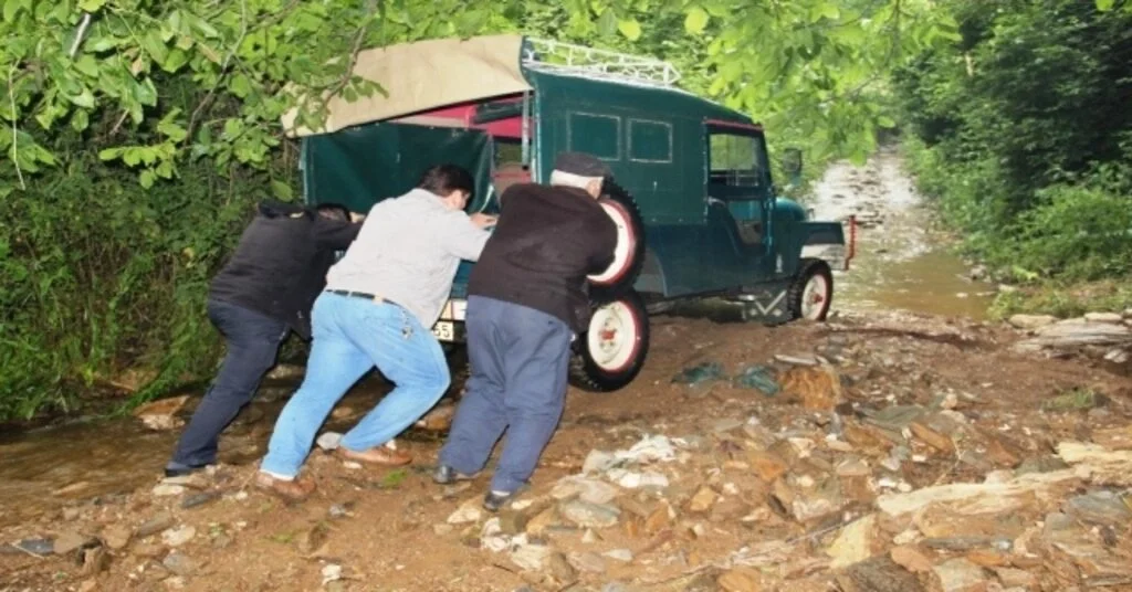 9 Ay Boyunca 4 Kilometrelik Mesafeyi Suyun İçinde Gidip Geliyorlar