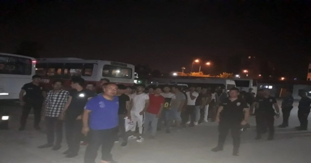 Afganistan Uyruklu 99 Kaçak Göçmen Sınır Dışı Edildi
