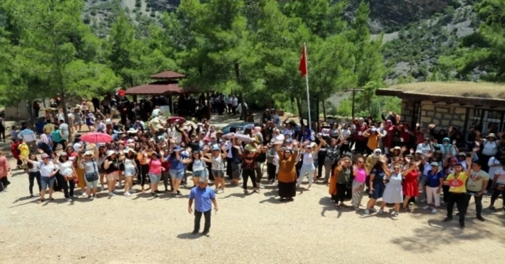 Akdeniz Belediyesinin Kursiyer Kadınları Mut Yerköprü Şelalesini Gezdi