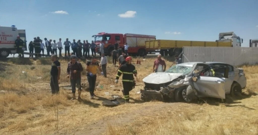 Aksarayda Otomobil Şarampole Devrildi: 2 Yaralı