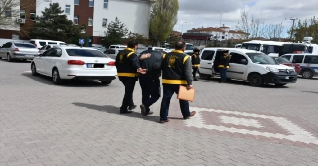 Aksarayda Polisin Yakaladığı Hırsızlık Şüphelisi Tutuklandı