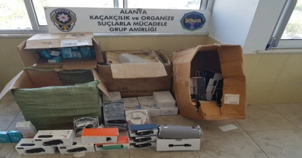 Alanyada Depoya Gümrük Kaçağı Eşya Operasyonu
