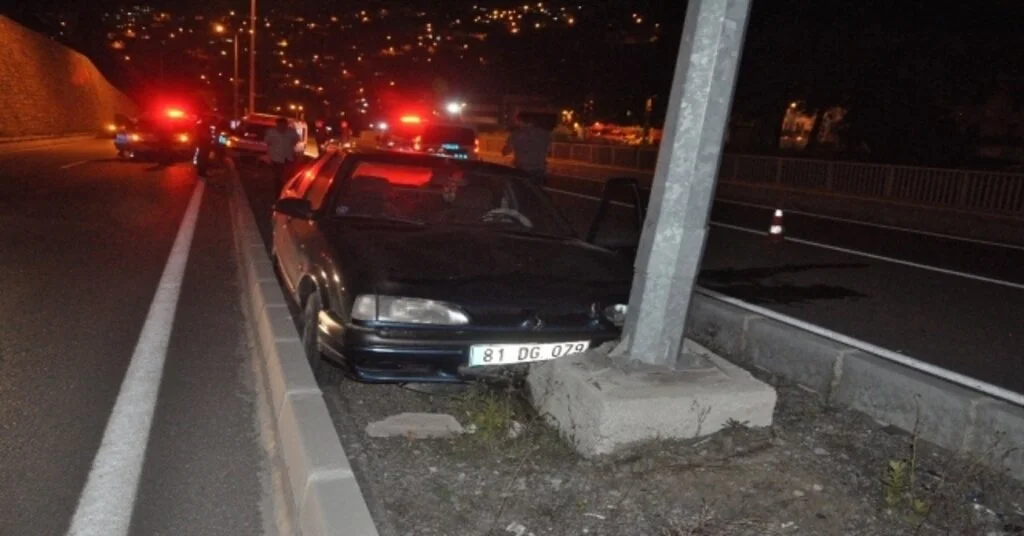 Alkollü Sürücüyü Kovalayan Polis Aracı Kaza Yaptı: 2Si Polis, 3 Kişi Yaralandı