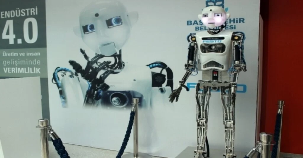 Almanyadan Gelen Robothespian Başakşehirlilerin İlgi Odağı Oldu