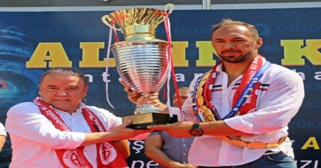 Antalyada Birlerce Kişi Kırkpınar Başpehlivanı Ali Gürbüz İçin Bir Araya Geldi