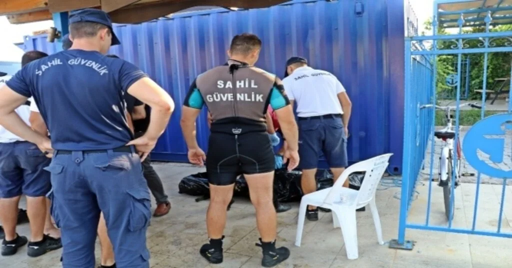 Antalyada Denizde Boğazında Plastik Kelepçe Takılı Erkek Cesedi Bulundu