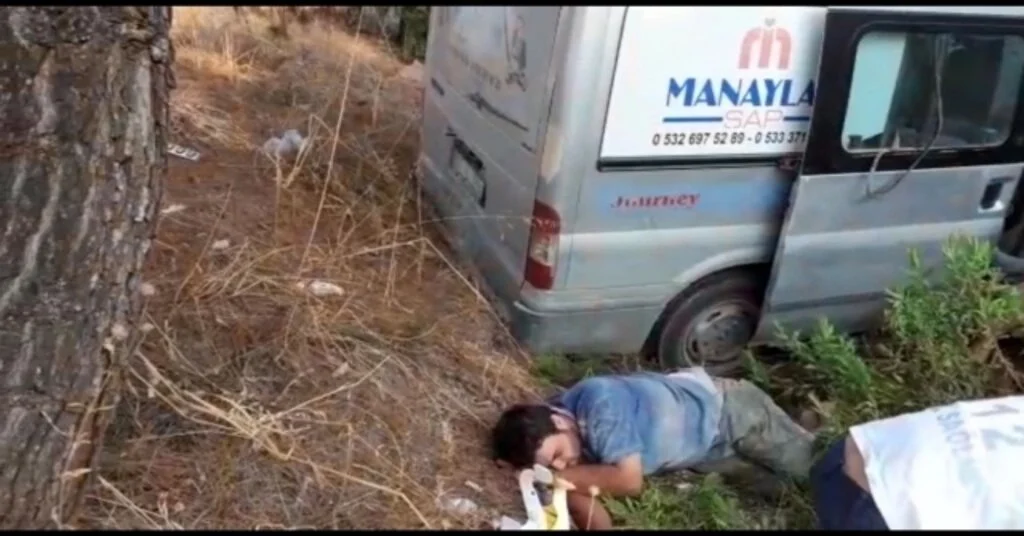 Antalyada Ticari Araç Ormanlık Alana Devrildi: 4 Yaralı