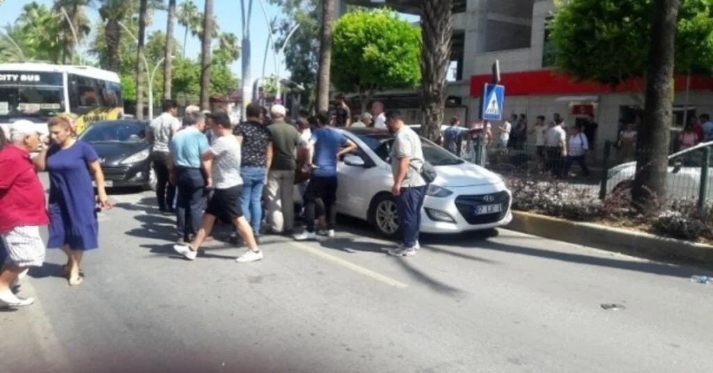 Antalyada Yaya Geçidinde 2 Kişiye Otomobil Çarptı